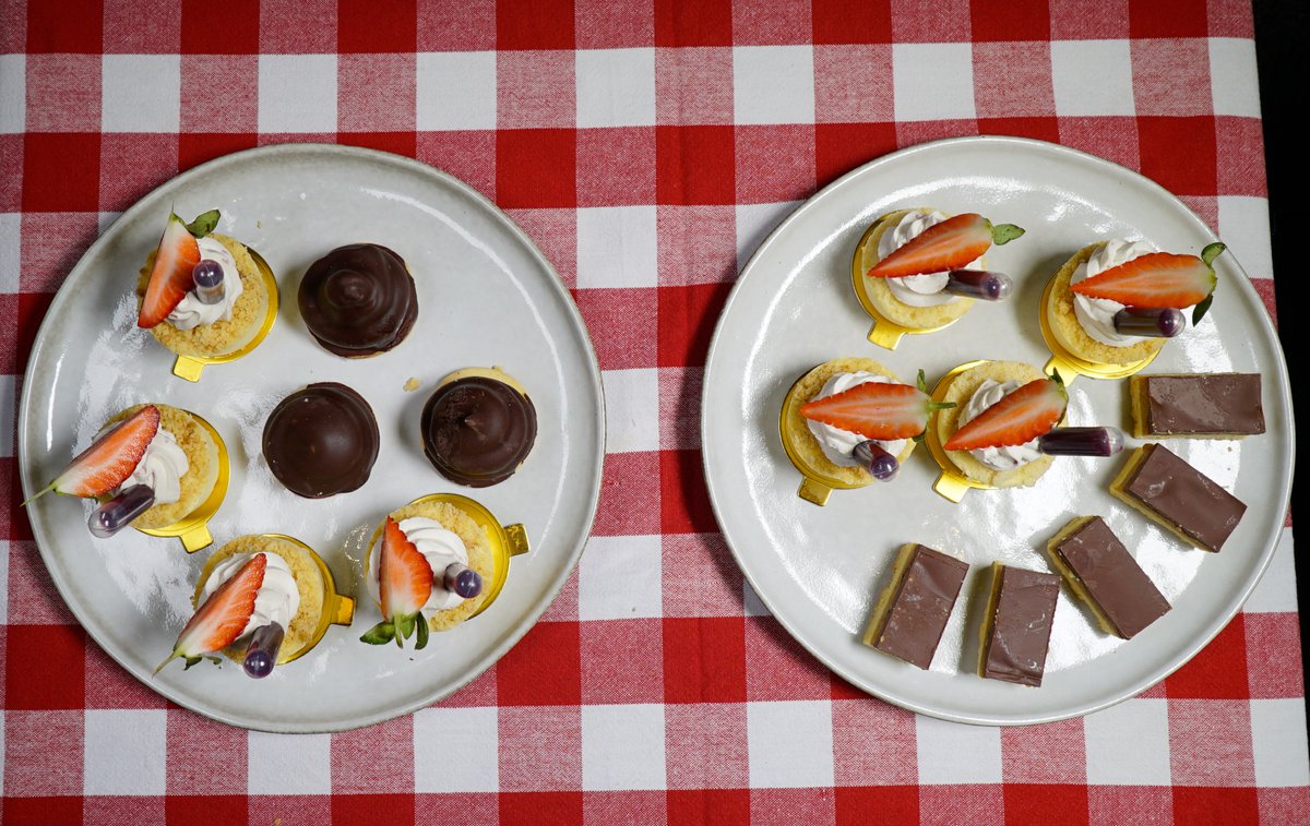 GoodHopeFM's tweet photo. Today #TheGoodVibez team was served Strawberry sweetie pies, cheesecake cup cakes and millionaire shortbread treats by @thecharmingchef 🍰

What are you having?

#capetownsoriginal❤️📻 https://t.co/Bw5NGG2bsK