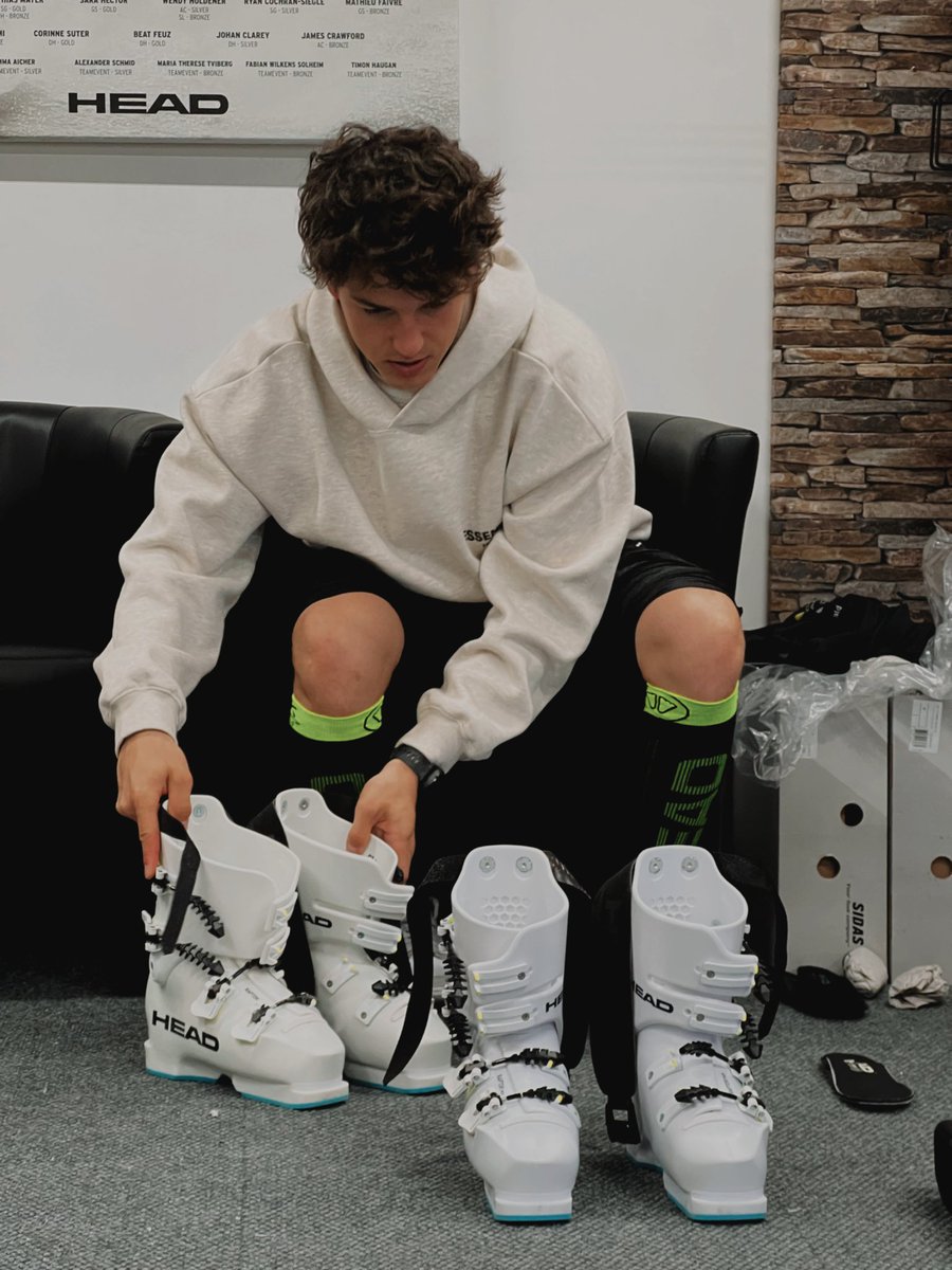 Pit-stop ràpid a la fàbrica Head per fer el boot-fitting, seguim! 💪🏻
•
Quick stop at the Head facfory in Kennelbach for the boot-fitting, let’s keep it up! 💪🏻
•
#head #headrebels #headski