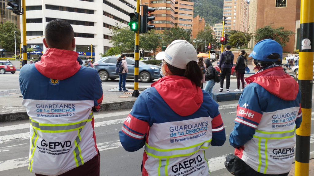 personeriabta's tweet photo. #AEstaHora:

Nuestros guardianes del #GAEPVD monitorean y dialogan con los manifestantes que desarrollan un plantón denominado “Defendamos la Séptima”, en la calle 72 con Carrera 7.

En garantía de derechos acompañamos estos escenarios. 

#GuardianesDeTusDerechos https://t.co/fpnUTvBinT