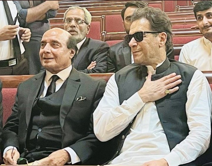 wecztribe's tweet photo. آئین و قانون کی بالادستی کے اس سفر میں عمران خان صاحب کو اکیلا نہیں چھوڑیں گے https://t.co/85TUxAF08z
