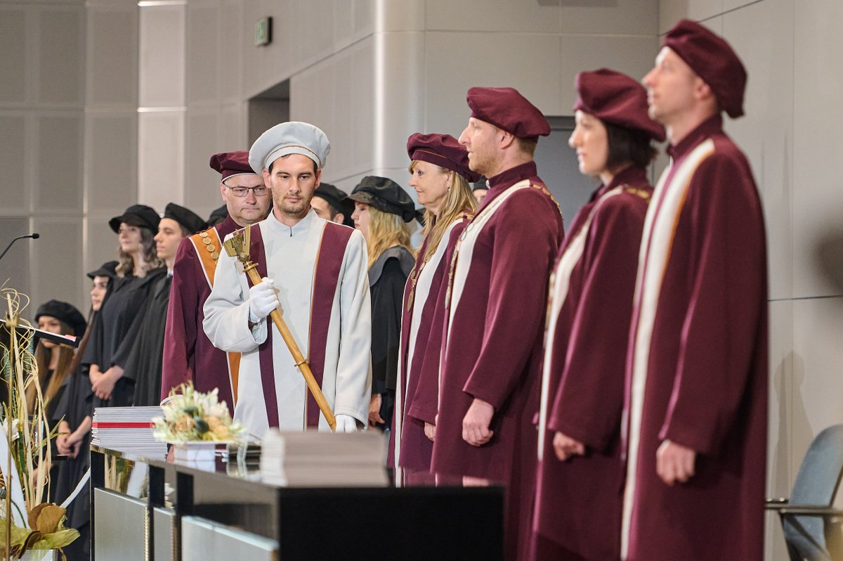 fhs_utb's tweet photo. Ve dnech 12.–13. 7. 2023 si převzali diplom absolventi programů Specializace v pedagogice, Sociální pedagogika, Učitelství pro MŠ, Učitelství pro ZŠ, Anglický / Německý jazyk pro manažerskou praxi, Všeobecné ošetřovatelství, Porodní asistence a Zdravotně sociální péče. https://t.co/Av7rrsVHOh
