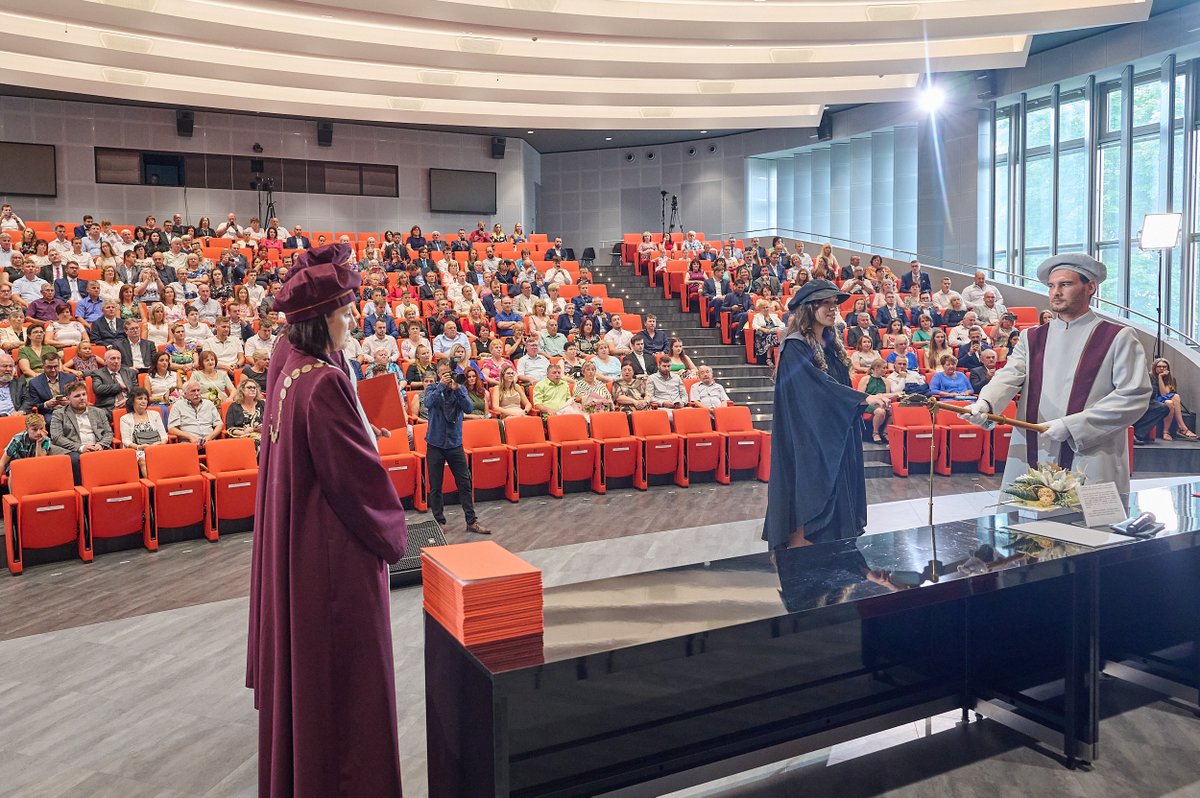 fhs_utb's tweet photo. Ve dnech 12.–13. 7. 2023 si převzali diplom absolventi programů Specializace v pedagogice, Sociální pedagogika, Učitelství pro MŠ, Učitelství pro ZŠ, Anglický / Německý jazyk pro manažerskou praxi, Všeobecné ošetřovatelství, Porodní asistence a Zdravotně sociální péče. https://t.co/Av7rrsVHOh