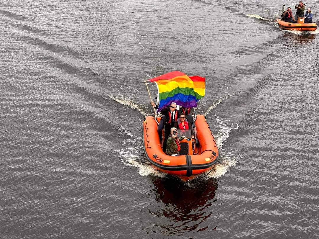 The Pride Flag has just arrived for Saturday on the River Clyde 🏳️‍🌈 with our Queen of Glasgow's Pride March Horse Music 

It's starting to feel a bit like Pride 

#Pride #glasgow #scotland #ShareWithPride