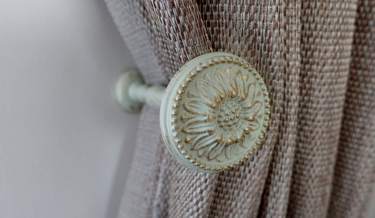 Excited to share the latest addition to my #etsy shop: Vintage White Camomile Curtain Holdbacks Modern Tie Backs Housewarming Gift Minimalist Holdback Old Ivory Decor 120mm Boho Wall Decor etsy.me/3rw3G2N #white #bedroom #minimalist #curtainholdbacks #metalhold