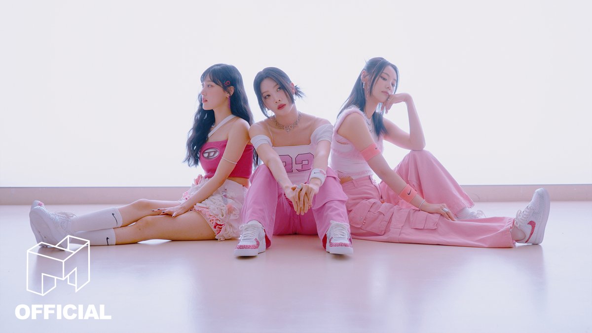 official_artms's tweet photo. [Full Album] ODD EYE CIRCLE ‘Version Up' Music Visual | ARTMS

https://t.co/NFGOpXDalu

#ARTMS #ODDEYECIRCLE 
#VersionUp #AirForceOne 
#KimLip #JinSoul #Choerry https://t.co/Q14Y1qDku6