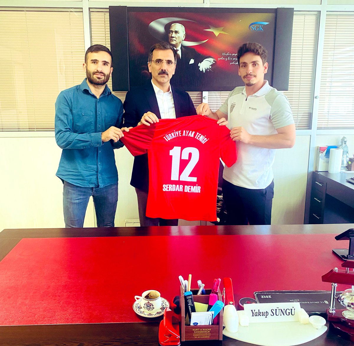 Solhanayaktenis's tweet photo. Ankara’da SGK Primler Daire Başkanı Sn.Yakup Süngü’yü ziyaret ederek Milli Takım Kaptanımız Serdar Demir’in 12 Numaralı Formasını Hediye Ederek Ayak Tenisi Branşımızla İlgili İstişarelerde Bulunduk. Sn. Yakup Süngü’ye İlgilerinden Dolayı Teşekkür Ederiz🇹🇷🤍❤️ 
@YakupSungu12 🙏🏻🫶🏻 https://t.co/gFv4hSX4Pa