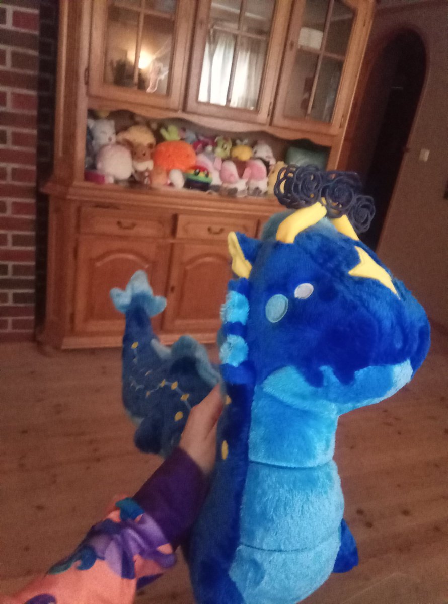 Flitterkriz's tweet image. Tiantians horns are being held up with some flowers, Carl FINELY got a green knife, Mable is taking the &quot;children&quot; for a walk and Bruce is exspiriens @BABSCon with @MadMunchkinArt and bonita.
All non pony plushys are from @fluffnest #puffpals #islandskies #plushys #brony #MLP