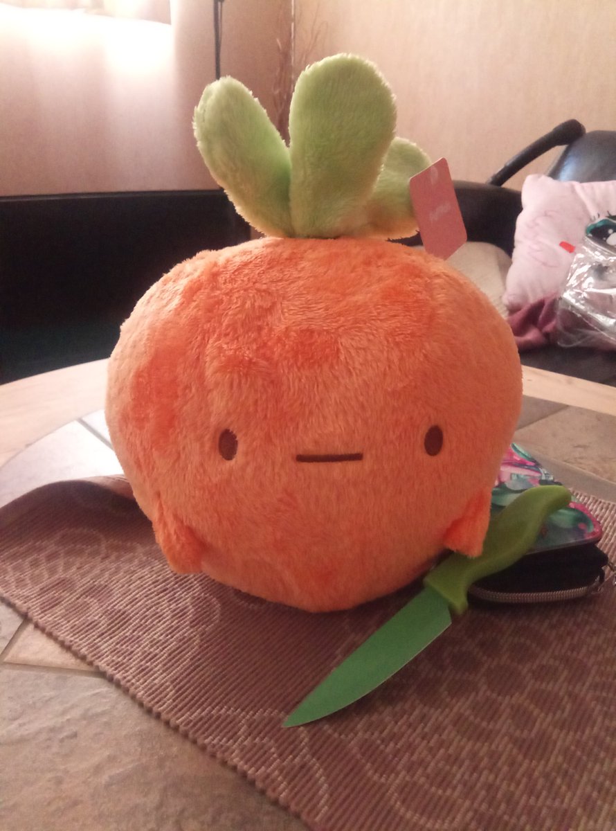 Flitterkriz's tweet image. Tiantians horns are being held up with some flowers, Carl FINELY got a green knife, Mable is taking the &quot;children&quot; for a walk and Bruce is exspiriens @BABSCon with @MadMunchkinArt and bonita.
All non pony plushys are from @fluffnest #puffpals #islandskies #plushys #brony #MLP