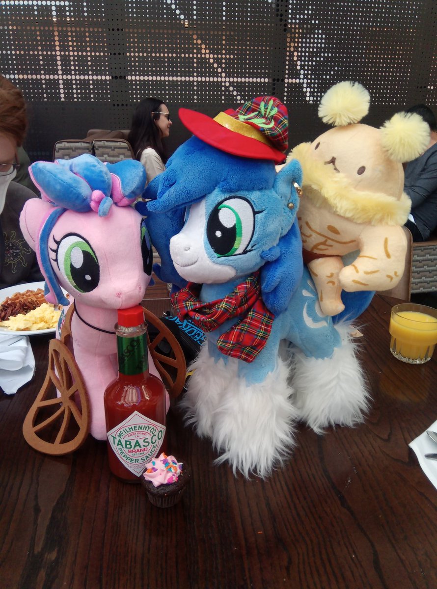 Flitterkriz's tweet image. Tiantians horns are being held up with some flowers, Carl FINELY got a green knife, Mable is taking the &quot;children&quot; for a walk and Bruce is exspiriens @BABSCon with @MadMunchkinArt and bonita.
All non pony plushys are from @fluffnest #puffpals #islandskies #plushys #brony #MLP