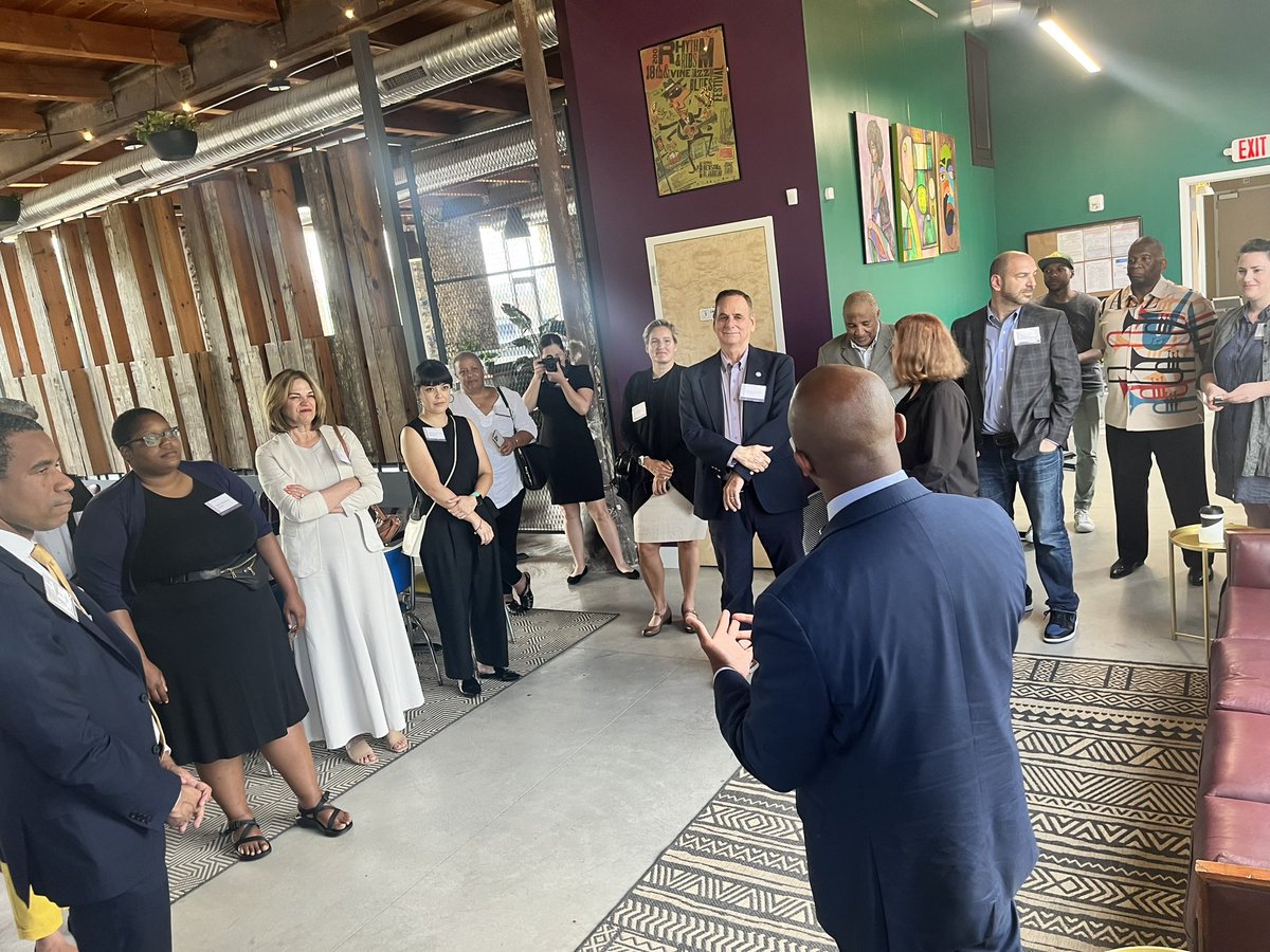 QuintonLucasKC's tweet photo. This week Kansas City is hosting mayors from around the country for the Mayor’s Institute for City Design, helping civic leaders better utilize our public spaces and build communities that welcome all. We started at Vine Street Brewing and with a tour of 18th and Vine! https://t.co/XjCNeexoo0