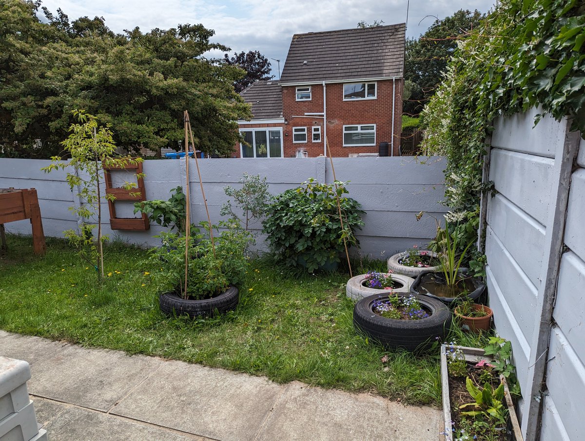 LD_WITH_KDC's tweet photo. Yesterday was an amazing day spent with @santanderuk they made a massive impact on our community garden, and we are so thankful... https://t.co/vBbC5kAyKt