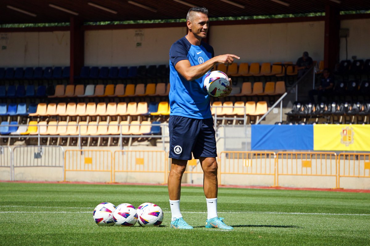 fcandorra's tweet photo. 🆕 El nou entrenador de porters, @jbermudez26, ja ha començat a treballar sobre la gespa de l’Estadi Comunal. 

#SomTricolors 🔵🟡🔴 https://t.co/O8qnIGTOLY