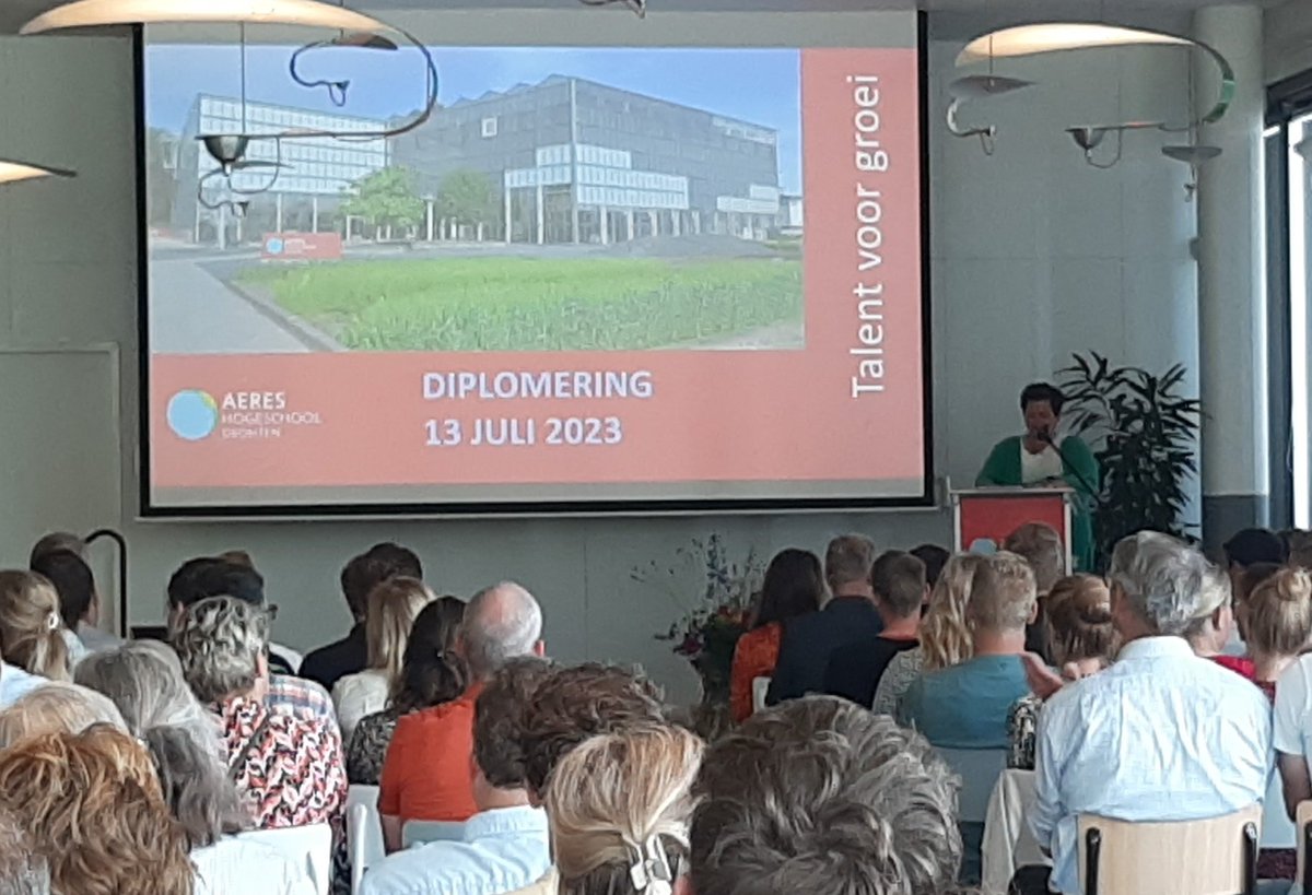 ronmethorst's tweet photo. #Afstuderen: feest! Zij gaan #toekomst van #landbouw vormen, gewoon, #doen, #aanpakken, nuchter én met een droom: #voedsel maken in balans met de #buren #burgers, met #natuur en #landschap. Gewoon, het hoort bij het #boer zijn. Daarom: vertouwen in de #toekomst. @AereshboDronten https://t.co/BX7io3VOtf
