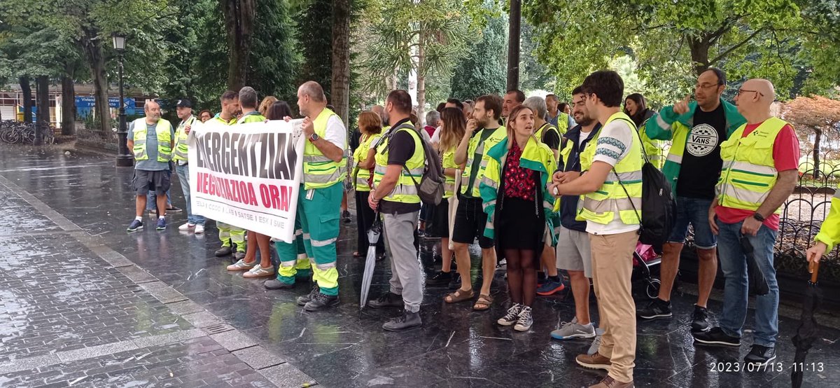Emergentziak ESIko langileak gaur Donostian kontzentratu dira euren egoera salatzeko. Ezin izan naiz bertaratu, baina beti euren ondoan egongo naiz, herritarrok hain beharrezkoa dugun hil edo biziko zerbitzua behar bezala jasotzeko, baldintzak, pertsonala ta abar izan dezaten 💪🏿