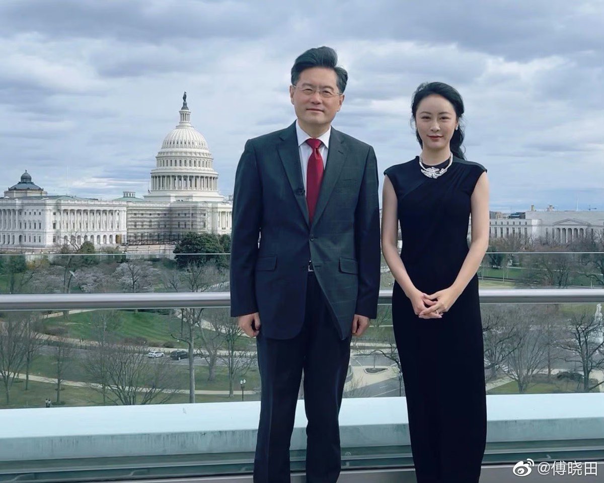 ZhaoMingObserve's tweet photo. 晓田看秦刚，满脸的桃花盛开，这是爱上了，毕竟傅晓田都已经40了，大领导们泄欲也泄够了，傅也完成了许多安安部的任务，拿下了许多西方政要，也疲惫了累了，谁不想有个家，有个安稳的感情生活呢，干脆组织上就向阎锡山学习，成全这对儿男女，让他们有个自由恋爱结婚。
https://t.co/IEKj7hityM