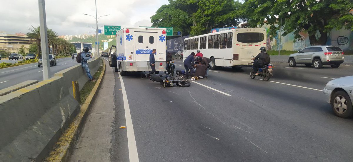 FMCENTER's tweet photo. #AFF/#AGCG - Motorizado impactó contra ambulancia en el canal rápido sentido Oeste a la altura de Chacao.
08:30a.m #TrafficCenter

📷 Cortesía https://t.co/ejgZXfal6t