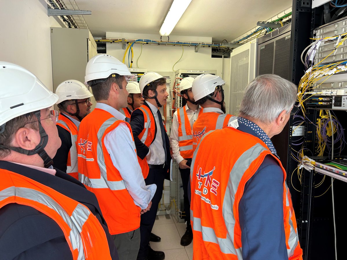 aisnethd's tweet photo. Visite du RAISO (réseau Aisne Optique) par Damien Tournemire, Directeur de Cabinet du Préfet de l’Aisne et Jean-François Prigent, Chef du SIDPC , en présence de Jean-Claude Bereaux, Président de l'USEDA et d'Anthony Bertrand, directeur général de l'USEDA. https://t.co/HZAQEyJHMS