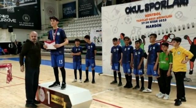 OrtaokuluAkif's tweet photo. Mehmet Akif Ersoy Ortaokulu öğrencilerinden Ayaz BALİCA, U15 Hentbol Millî Takımına kadrosuna davet edilmiştir. 
Öğrencimizi tebrik eder, Beden eğitimi öğretmeni Sinan ARSLAN'a teşekkür ederiz.
@tcmeb 
@sirnakmem73 
@Mirzacazim 
@realmadrid
@idil_ilcemem 
@byigit78 
@RSehmusoglu https://t.co/MOdOoIb5OK