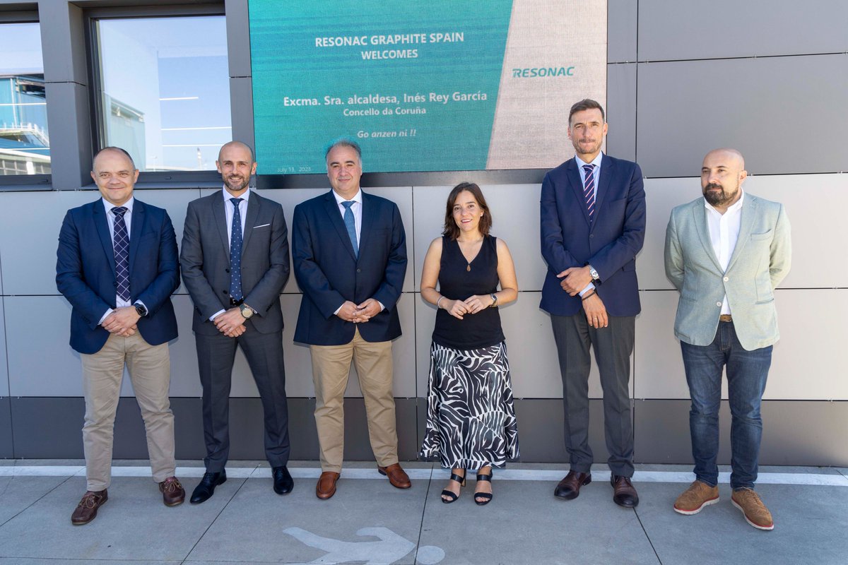 ConcelloCoruna's tweet photo. 🗣️ @inesreygarcia subliña o compromiso do Goberno municipal cos proxectos de desenvolvemento futuro de Resonac.

Rey destacou "a solidez do proxecto industrial de futuro e progreso para A Coruña": https://t.co/eq0aWrmbJT https://t.co/MiZzc43rUM