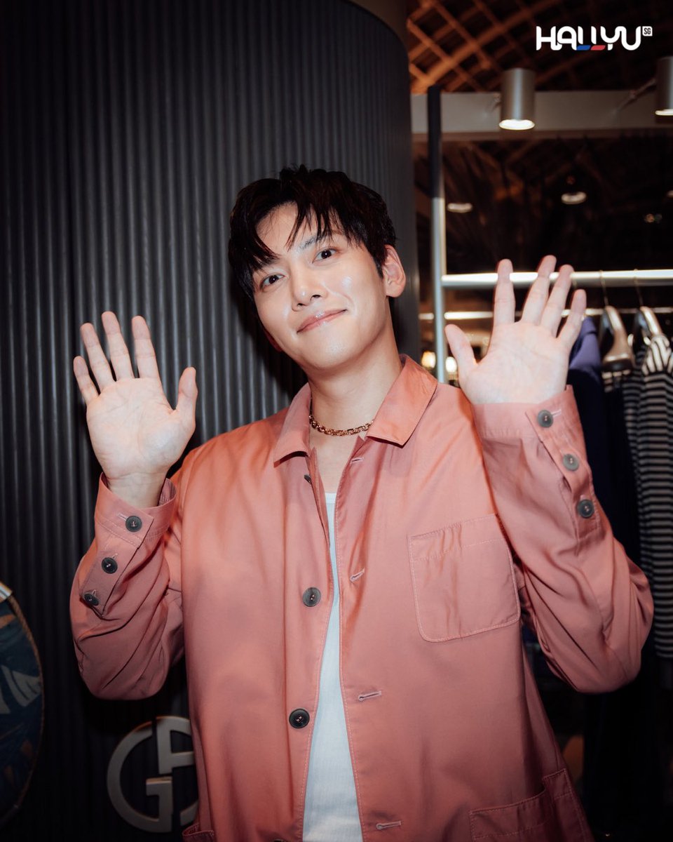 HallyuSG's tweet photo. Here’s a look at @Jichangwook, dressed to the nines in a pink ensemble at the Giorgio Armani Mare Pop-up event at Marina Bay Sands 📸

#JiChangwook #지창욱 #池昌旭 #GiorgioArmaniMare https://t.co/DK25G1uFSy