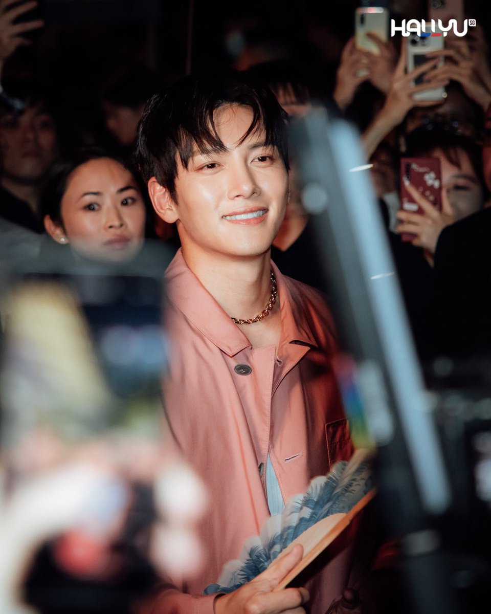 HallyuSG's tweet photo. Here’s a look at @Jichangwook, dressed to the nines in a pink ensemble at the Giorgio Armani Mare Pop-up event at Marina Bay Sands 📸

#JiChangwook #지창욱 #池昌旭 #GiorgioArmaniMare https://t.co/DK25G1uFSy