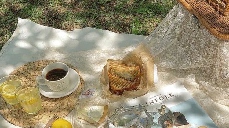 malusokay's tweet photo. Let's go on a picnic date 🌾 https://t.co/aOaHcHBZVE