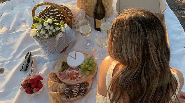 malusokay's tweet photo. Let's go on a picnic date 🌾 https://t.co/aOaHcHBZVE