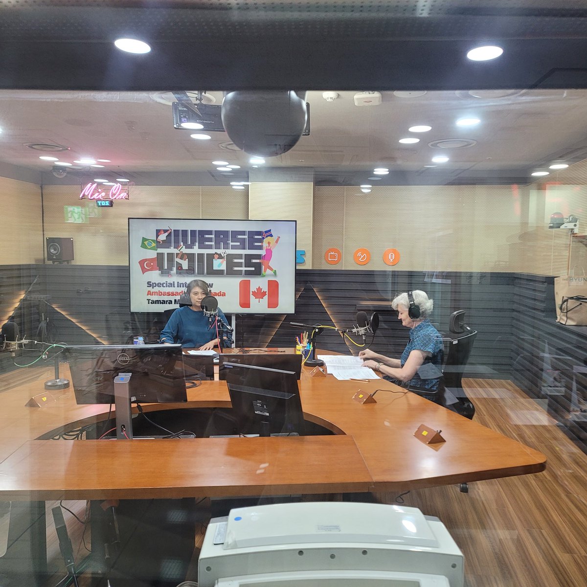 My first radio and Youtube interview, all in one go. I started at the top with the unstoppable Jasmine Lee. 🙏<a href="/1013eFM/">tbs eFM 101.3MHz</a> pour votre accueil et vos❓️pertinentes sur la diversité. Lets continue this 🇨🇦🇰🇷conversation.<a href="/AmbCanCoree/">Canada en Corée</a> <a href="/CanEmbKorea/">Canada in Korea</a> <a href="/CanadaFP/">Foreign Policy CAN</a> <a href="/CanadaPE/">Pol. étrangère CAN</a>