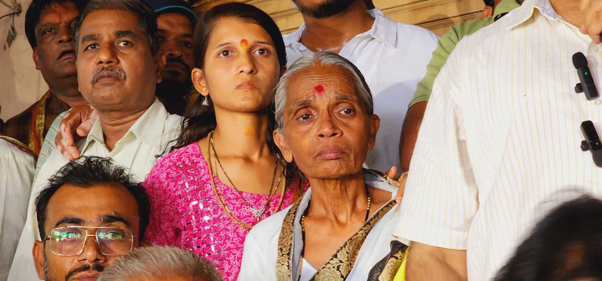 imtiaz_jaleel's tweet photo. These tensed faces are of poor people whose entire lives savings have vanished overnight after a major scam at the Adarsh Nagri seva Pathsanstha in Aurangabad. Hapless depositors have no clue whether they will get their money back. I stand with them and will support till the end. https://t.co/W3olxp4eMp