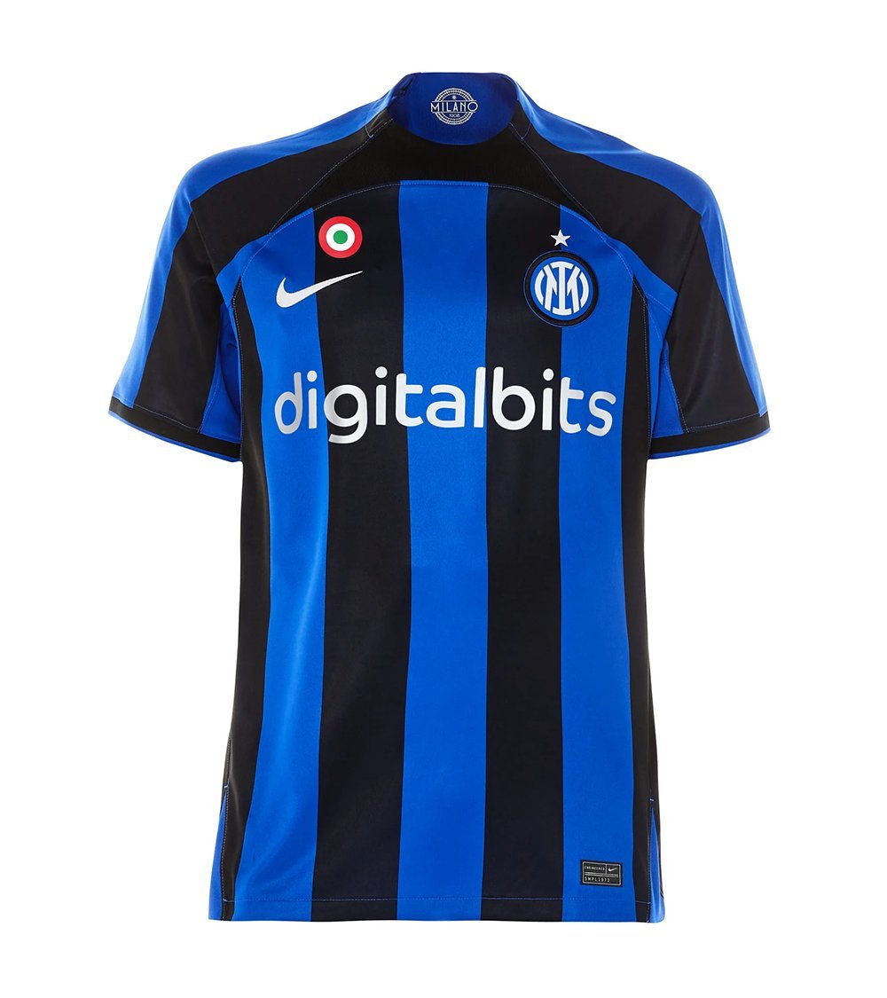 marcadegol's tweet photo. 2022 🆚 2023 - Inter Milan @nikefootball Home Kit

🔎 Bastones con mosaicos inspirados en la arquitectura moderna de la ciudad
🔎 Cuello redondo en azul; puños en negro
🔎 Cruz de San Jorge en la nuca
🔎 Escudo y swoosh en amarillo; sponsors en blanco
🔎 Nuevo sponsor https://t.co/yR3evWTt6l