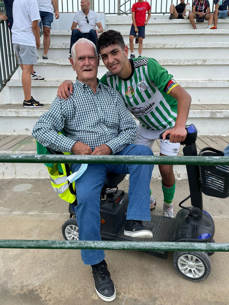 IsabelLaraPere1's tweet photo. Hoy Santo de Enrique,Muchisimas Felicidades a todos los míos y sobre todo a los más especiales,mi padre y mi hijo @kikehumaness tu regalo te espera otro año más @atcosanluqueno 😘😘💚🤍💚 https://t.co/c4A9oichtp