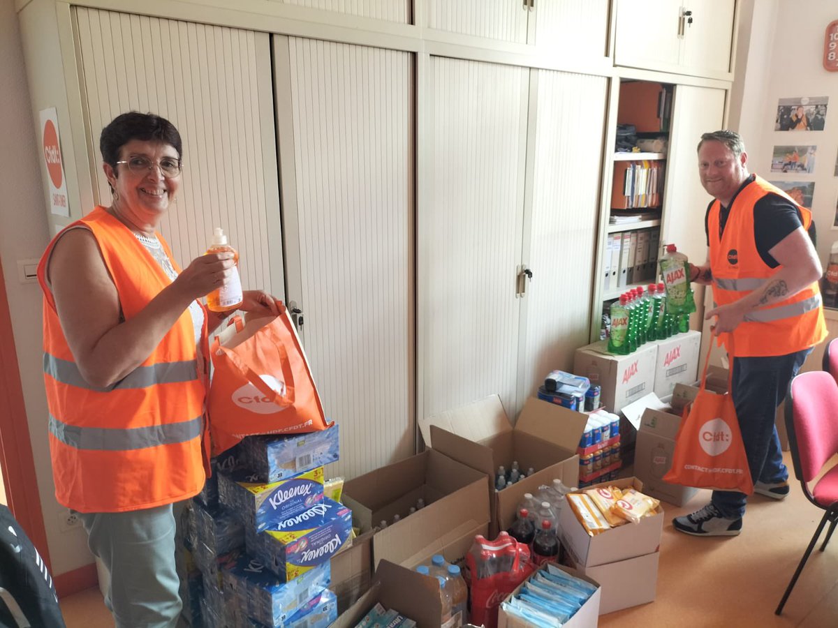 cfdt_hdf's tweet photo. La #CFDT acteur de la solidarité en Hauts-de-France!

La semaine dernière, les résidents d'Habitat Jeunes Saint Omer ont pu échanger sur leur quotidien autour d'un barbecue et se sont vus remettre un kit hygiène.

Une belle réussite, bravo aux militants !

#cfdthdf https://t.co/jZzVcAZhVc