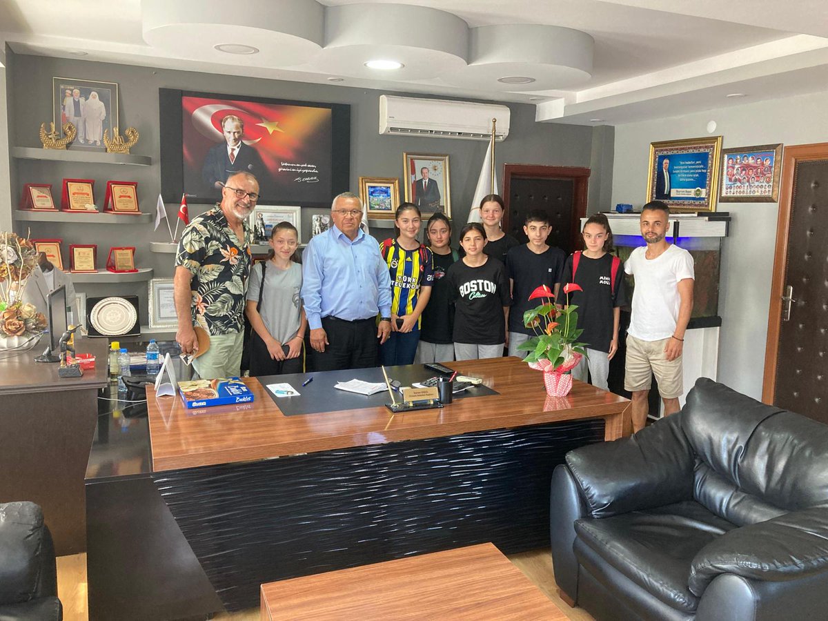 BayramBaol3's tweet photo. Ormanlı Ortaokulumuzun kız futbol takımı öğretmeni Serhat Çiftçi, Fenerbahçe bünyesinde ki Genç Yıldız Spor Takımı hocası Ömer Faruk Varlık ve sporcu kızlarımız ziyarete geldiler. Kendilerine nazik ziyaretlerinden dolayı teşekkür eder, başarılar dilerim. https://t.co/xN1Mx2Thbd