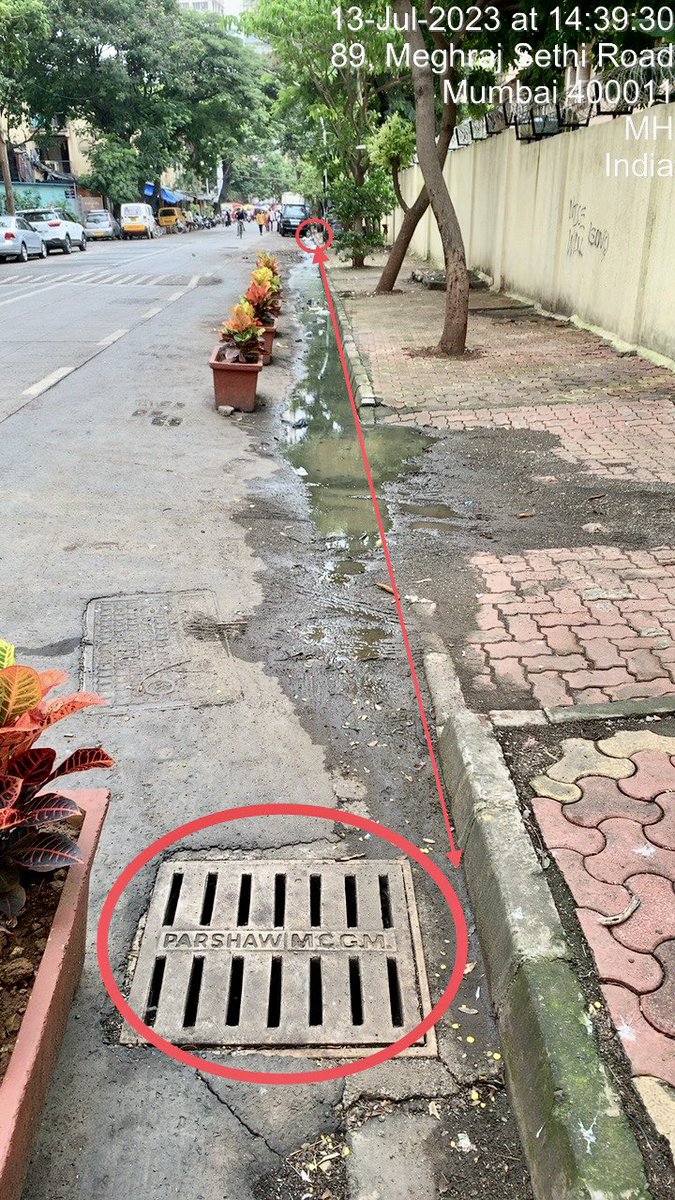 MCAALM1's tweet photo. @mybmcWardE despite SCRAPPING done by the Maint./SWD depts, stagnant filth doesn’t flow to  neither side SWD chambers. A WORK ORDER needs to be issued by Maintenance to rectify the WATER TABLE SLOPES towards both ends. We request our TRUSTED RE Mr Ramteke to do the needful ASAP🙏🏻 https://t.co/It80R22sdh