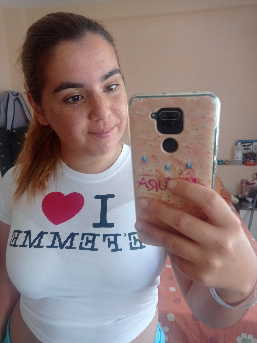 SofiaVesely's tweet photo. ¡¡¡QUE YA ME HA LLEGADO EL MERCH DE @itsefemme !!! Perdón por mi cara de shit pero acabo de llegar del hospital. Cuando me encuentre mejor me hago fotos más chulas ❤️❤️❤️
Mil gracias a @immalottie @melaniamedel @yourboobubu y @sandymartinx 🫶🏻 https://t.co/6JLbeIB6by