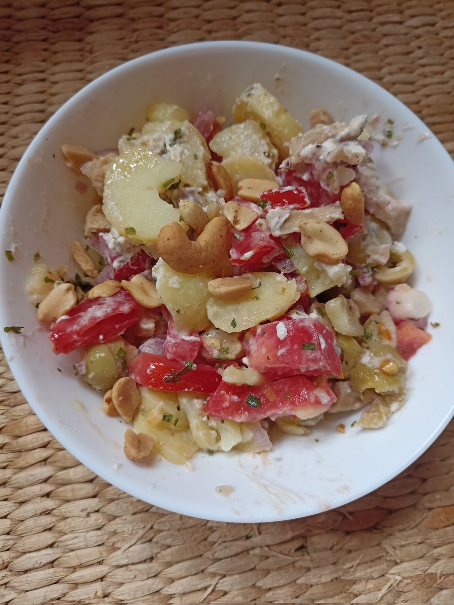 KVal3003's tweet photo. Salade du jour bonjour ☺️
Je crois pouvoir me nourrir exclusivement de salades composées (base de riz, pâtes, pomme de terre) tout les étés.
#vegan #vegetalien #vegetarien https://t.co/2Aev58nXu7