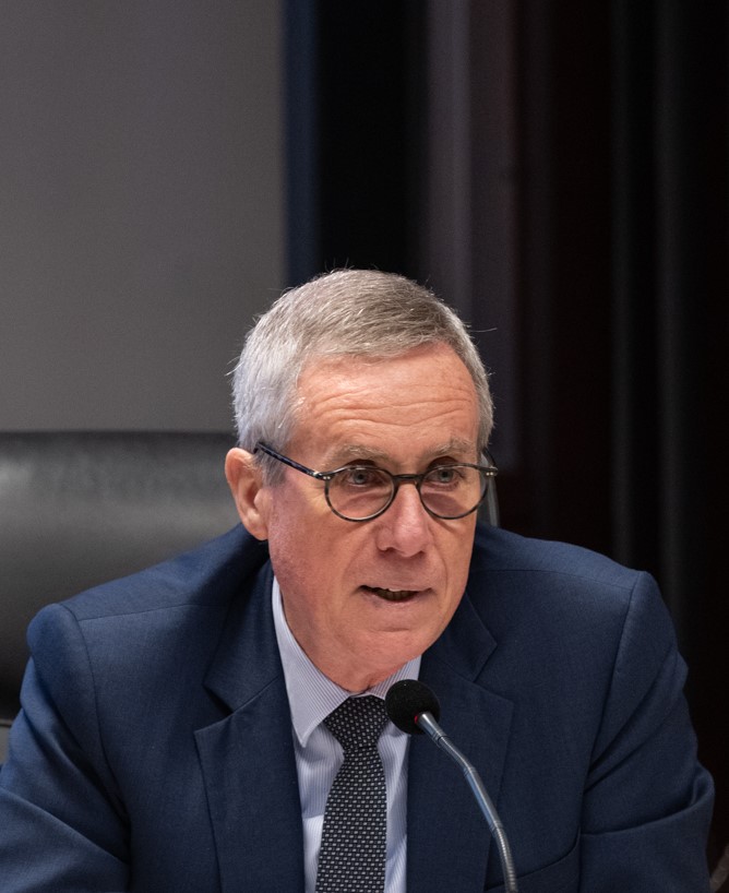 La promo 2023 de l’<a href="/ENM_France/">École nationale de la magistrature</a> a choisi comme nom <a href="/francois_molins/">François Molins</a>, grd procureur emblématique dt le visage &amp; les mots rassurants ont accompagné le pays lors des attentats de 2015. Il occupait jusqu’à son départ en retraite les + hautes fonct° du parquet près la <a href="/Courdecassation/">Cour de cassation</a>