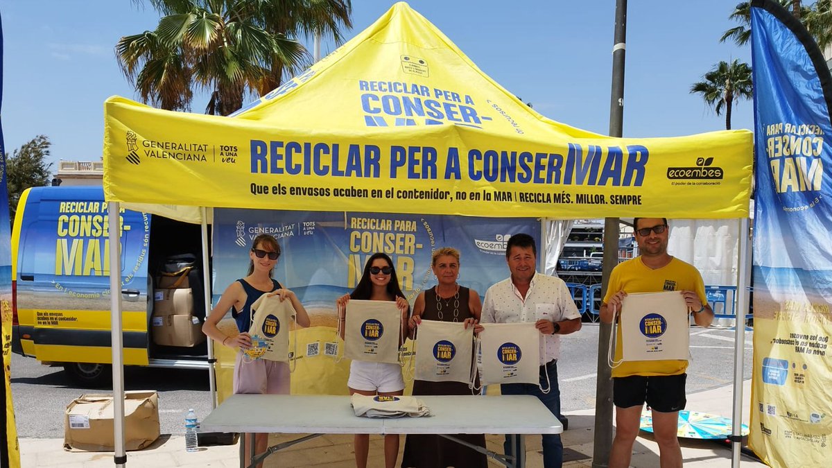 recicla_mas's tweet photo. 📌 Ana María Blasco, concejala de Bienestar Social y Fiestas, y Ángel Piedecausa, concejal de Playas y Mediombiente de Santa Pola, han acudido hoy al stand de ConserMar.
@ecoembes @ecoembes_com @GVAagroambient 
Más info sobre #Consermar en Santa Pola ⤵
https://t.co/1Im7lQ17bh https://t.co/n6XkRcE9cp