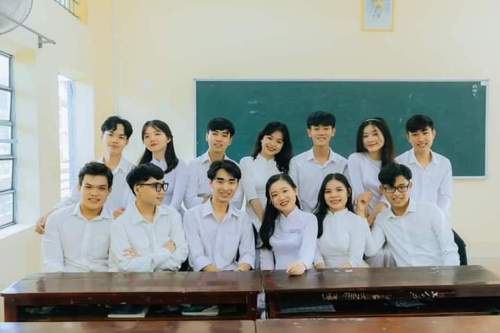TaeKook63704635's tweet photo. A graduation photo only takes three second to take, but its holds memories of three years of time. Summer can return, and so can May. But we can't go back to this ardent eighteen year old anymore😥❤ https://t.co/LT79QYbs5p