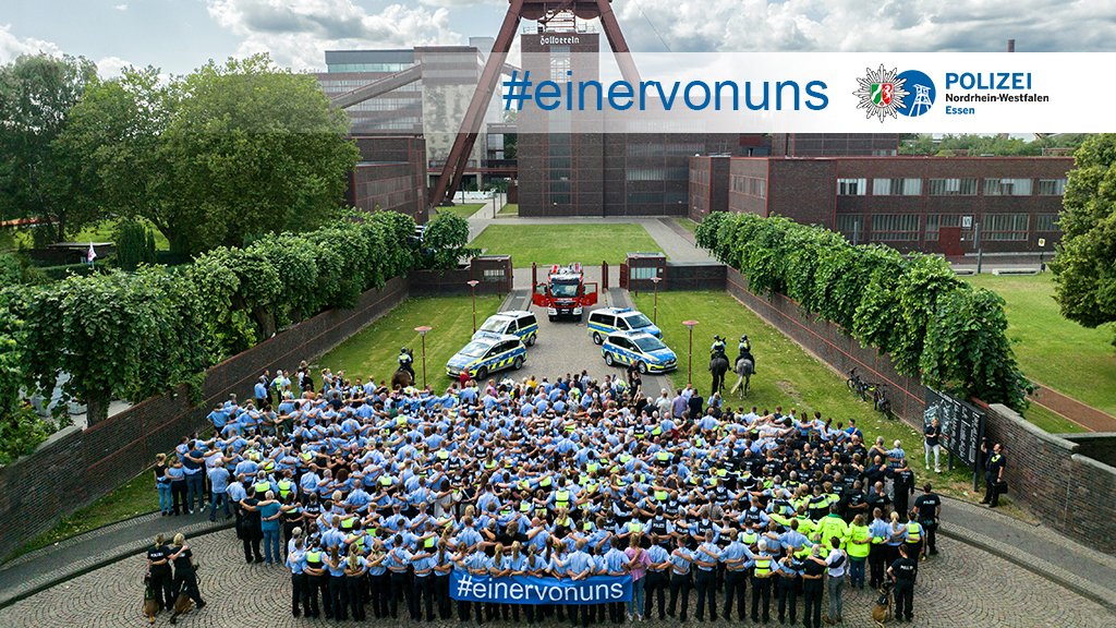 Um eine beeindruckende Geste der #Solidarität und Anteilnahme für unseren schwer verletzten Kollegen #Marcel zu zeigen, trafen sich gestern über 400 Kolleginnen und Kollegen des Polizeipräsidiums Essen am UNESCO-Welterbe Zollverein und boten ein Bild, das Gänsehaut erzeugte. 🙏