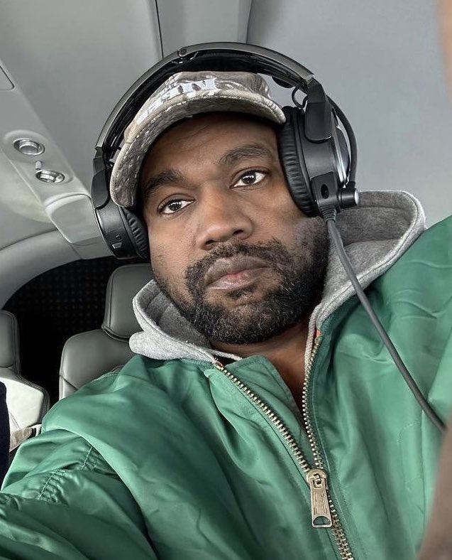 DailyRapFacts's tweet photo. Kanye West is working on a new album 💿👀 https://t.co/9GVRvQjmtU