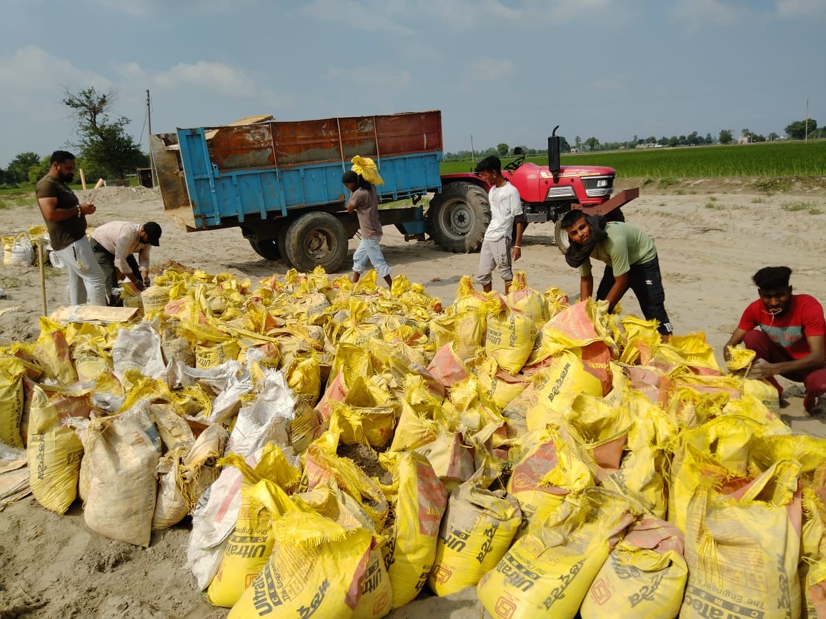 Jal_R_Police's tweet image. Jalandhar Rural Police are providing #sacks full of #soil from different police stations to stop the #flood-affected #banks.
#FloadRelief 
#TuhadiSevaSadaFarz #YourSafetyIsOurPriority
