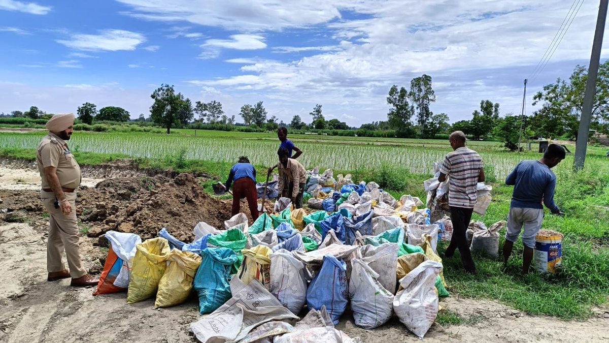 Jal_R_Police's tweet image. Jalandhar Rural Police are providing #sacks full of #soil from different police stations to stop the #flood-affected #banks.
#FloadRelief 
#TuhadiSevaSadaFarz #YourSafetyIsOurPriority