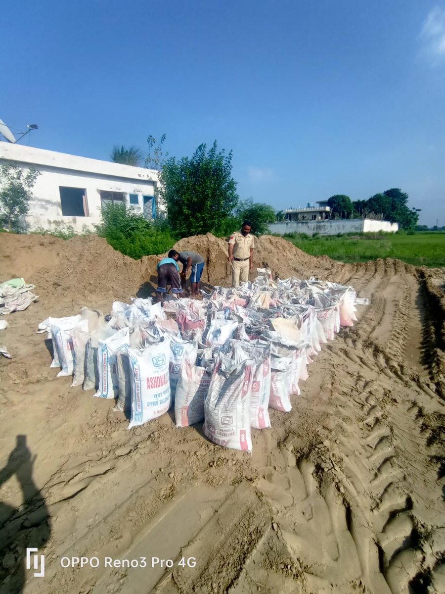 Jal_R_Police's tweet image. Jalandhar Rural Police are providing #sacks full of #soil from different police stations to stop the #flood-affected #banks.
#FloadRelief 
#TuhadiSevaSadaFarz #YourSafetyIsOurPriority