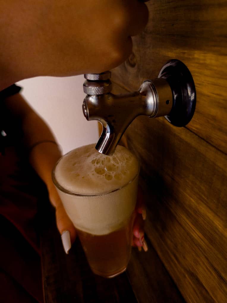 Red_CiudadanaVE's tweet photo. Buen día con éstas imagenes de la Cerveza El Jarillo
Una Cerveza Artesanal Pale Ale que te dejará pegado con el sabor de éste terruño en el estado #Miranda
Apoya lo #HechoEnVenezuela
#ProducciónNacional #Emprendimiento https://t.co/035Ow9Eub4