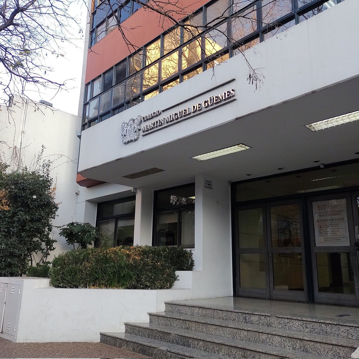 FrenteRenovadBB's tweet photo. ¡Muchas gracias Colegio Güemes por la invitación al café electoral! ☕
En el marco del proyecto "Voto consciente" 🗳️ se llevó adelante un espacio muy valioso de presentación de propuesta e intercambio con estudiantes secundarios 🇦🇷
@SebaMasok @_CastilloAndres 
#CreoEnArgentina https://t.co/wq3uPypcu1