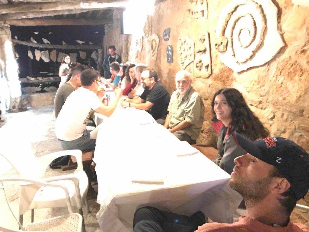 las_hoyas's tweet photo. Durante la #CampañaLH23 también hicimos la ya habitual visita a #BuenacheDeLaSierra para enseñar a los estudiantes el museo que tiene allí montado Fernando y el encanto tan especial que tiene su bar, volveremos pronto!! https://t.co/3x71bgZRzB