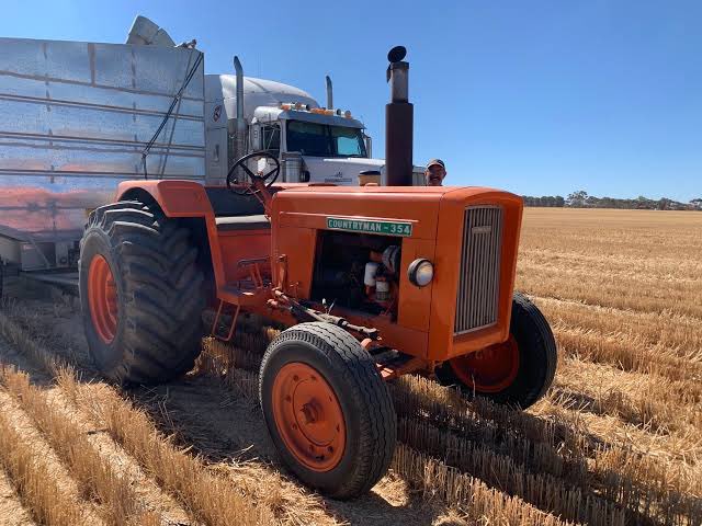 Does anyone on Ag Twitter have a chamberlain 354 countryman that they would like to part with? Preferably in running condition, 

Pics for attention 👍