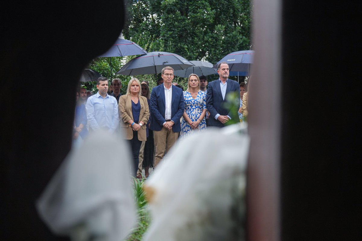 NunezFeijoo's tweet photo. Hoy vuelvo a Ermua para homenajear a Miguel Ángel Blanco, y a todas las víctimas del terrorismo, en el 26 aniversario de su asesinato.

Su memoria debe permanecer viva y unir a los españoles.

Forma parte de la auténtica memoria democrática de nuestra nación. https://t.co/gBvzvu5CVS