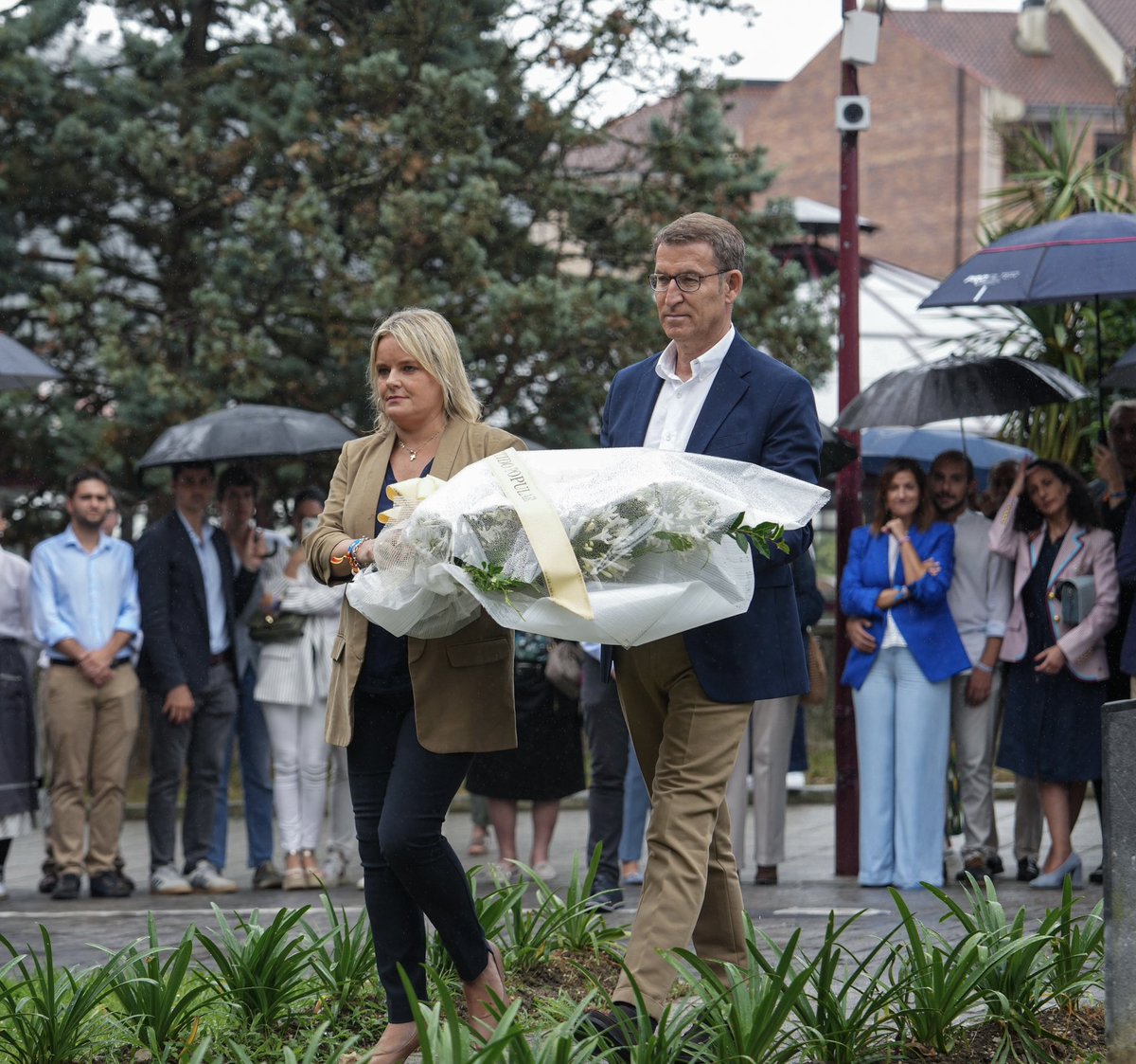 NunezFeijoo's tweet photo. Hoy vuelvo a Ermua para homenajear a Miguel Ángel Blanco, y a todas las víctimas del terrorismo, en el 26 aniversario de su asesinato.

Su memoria debe permanecer viva y unir a los españoles.

Forma parte de la auténtica memoria democrática de nuestra nación. https://t.co/gBvzvu5CVS